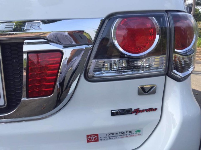 Cần bán gấp xe Toyota Fortuner 2.7V at 2016 Sportivo màu trắng