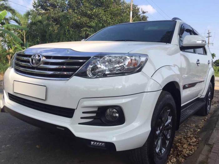 Cần bán gấp xe Toyota Fortuner 2.7V at 2016 Sportivo màu trắng