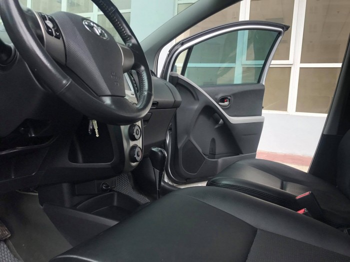 Cần bán chiếc Toyota Yaris 2010 đk 2011 số tự động màu bạc nhập khẩu Nhật Bản