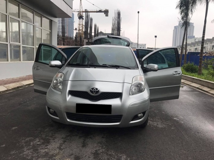Cần bán chiếc Toyota Yaris 2010 đk 2011 số tự động màu bạc nhập khẩu Nhật Bản