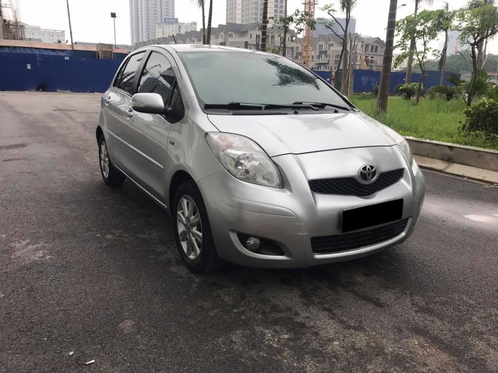 Cần bán chiếc Toyota Yaris 2010 đk 2011 số tự động màu bạc nhập khẩu Nhật Bản