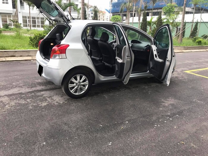 Cần bán chiếc Toyota Yaris 2010 đk 2011 số tự động màu bạc nhập khẩu Nhật Bản