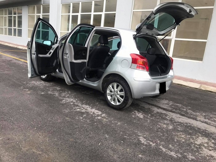 Cần bán chiếc Toyota Yaris 2010 đk 2011 số tự động màu bạc nhập khẩu Nhật Bản