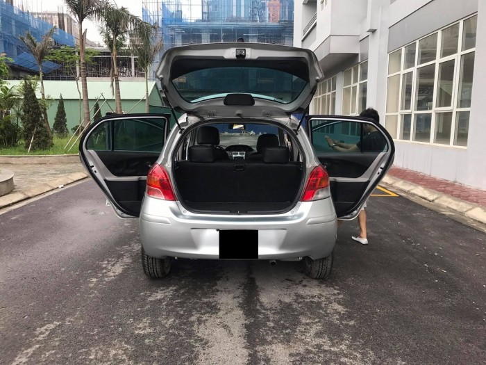Cần bán chiếc Toyota Yaris 2010 đk 2011 số tự động màu bạc nhập khẩu Nhật Bản
