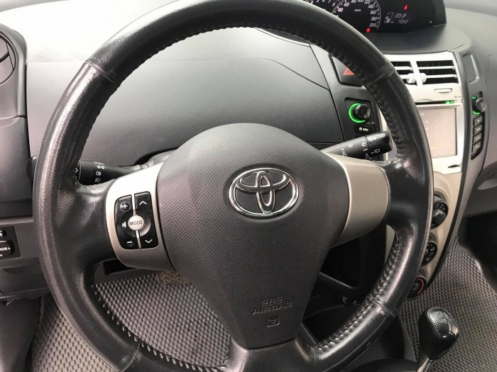 Cần bán chiếc Toyota Yaris 2010 đk 2011 số tự động màu bạc nhập khẩu Nhật Bản