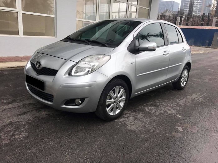 Cần bán chiếc Toyota Yaris 2010 đk 2011 số tự động màu bạc nhập khẩu Nhật Bản