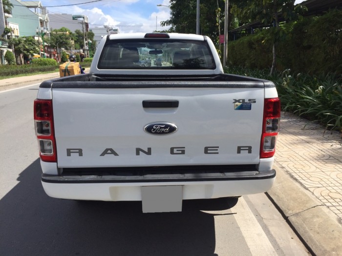 Nhà cần bán FORD RANGER 2013 trắng số sàn máy dầu nhập khẩu Thái Lan.