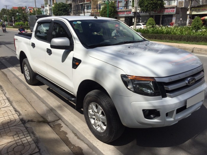 Nhà cần bán FORD RANGER 2013 trắng số sàn máy dầu nhập khẩu Thái Lan.