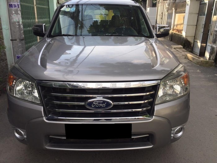 Cần bán chiếc Ford Everest 2011 chạy dầu số tự động màu xám nhà đi