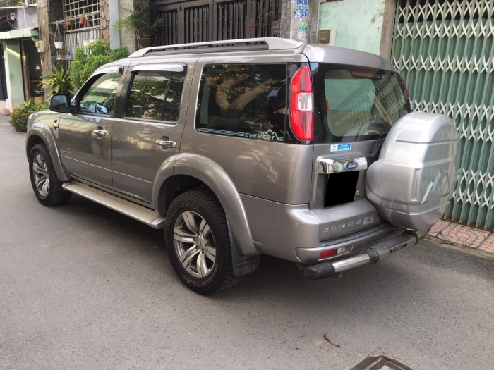 Cần bán chiếc Ford Everest 2011 chạy dầu số tự động màu xám nhà đi