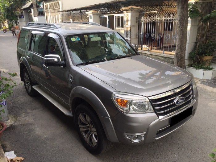 Cần bán chiếc Ford Everest 2011 chạy dầu số tự động màu xám nhà đi