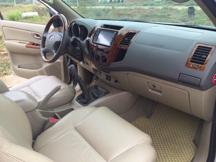 Cần bán gấp xe Toyota Fortuner 2009 màu bạc Máy dầu số sàn