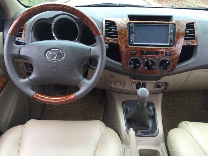 Cần bán gấp xe Toyota Fortuner 2009 màu bạc Máy dầu số sàn