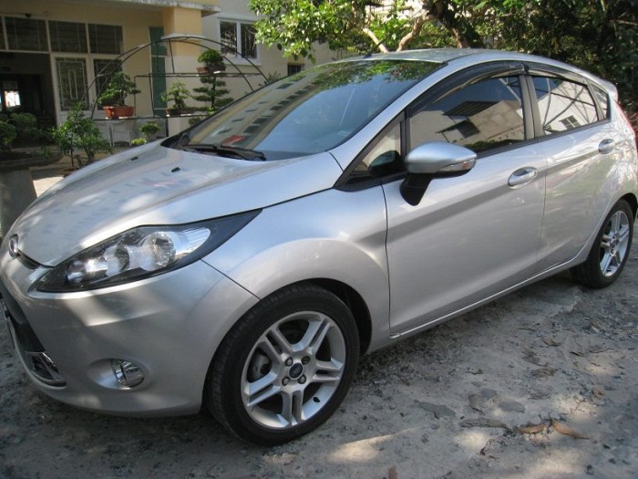 Nhà mình cần bán chiếc Ford Fiesta hatchback 2013 số tự động màu bạc
