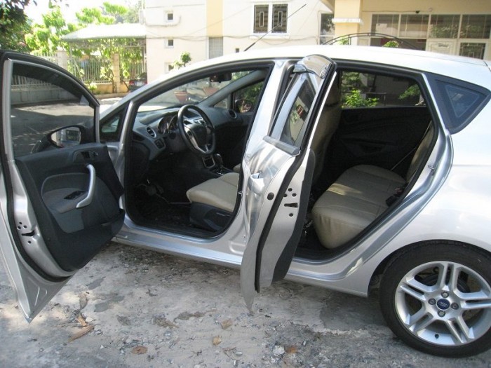 Nhà mình cần bán chiếc Ford Fiesta hatchback 2013 số tự động màu bạc