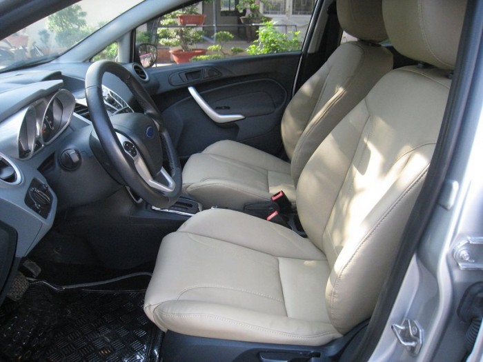 Nhà mình cần bán chiếc Ford Fiesta hatchback 2013 số tự động màu bạc