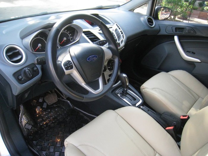 Nhà mình cần bán chiếc Ford Fiesta hatchback 2013 số tự động màu bạc