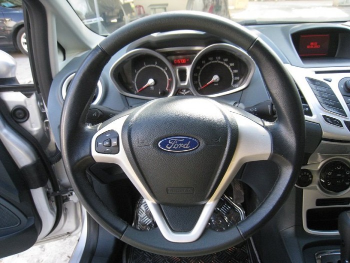 Nhà mình cần bán chiếc Ford Fiesta hatchback 2013 số tự động màu bạc