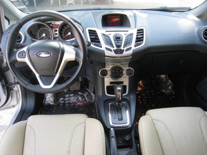 Nhà mình cần bán chiếc Ford Fiesta hatchback 2013 số tự động màu bạc