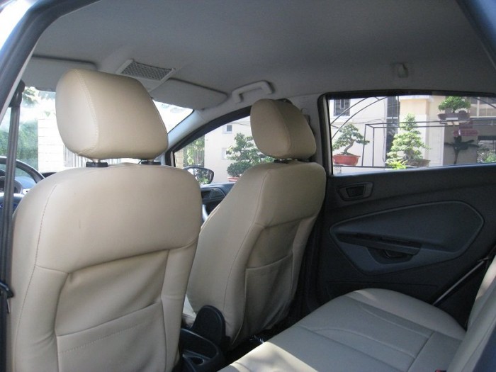 Nhà mình cần bán chiếc Ford Fiesta hatchback 2013 số tự động màu bạc