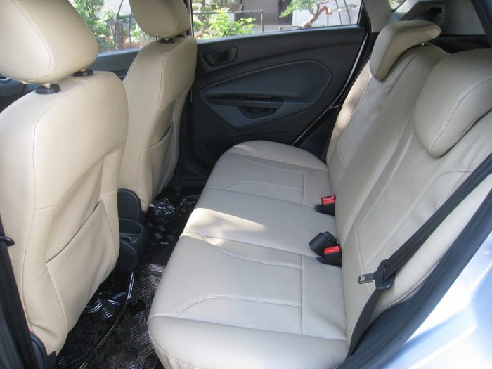 Nhà mình cần bán chiếc Ford Fiesta hatchback 2013 số tự động màu bạc