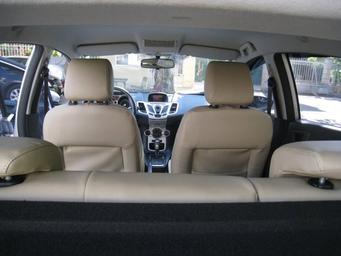 Nhà mình cần bán chiếc Ford Fiesta hatchback 2013 số tự động màu bạc