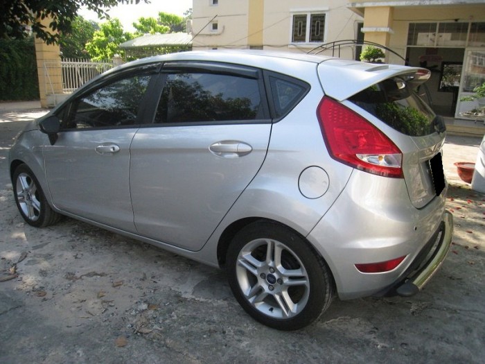 Nhà mình cần bán chiếc Ford Fiesta hatchback 2013 số tự động màu bạc