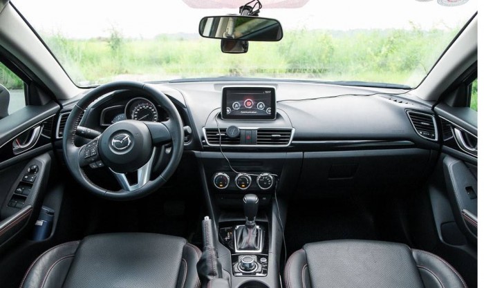 Cần bán xe Mazda 3 2015 sedan số tự động màu đen vip