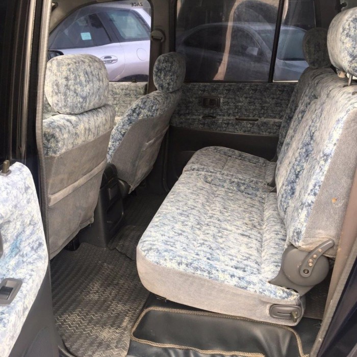 Cần thanh lý chiếc Zace 7 chổ màu xanh đời 2004 như hình