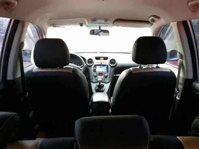 Kia Carens số sàn màu bạc sản xuất 2010 đký 2011, lăn bánh 60.000km