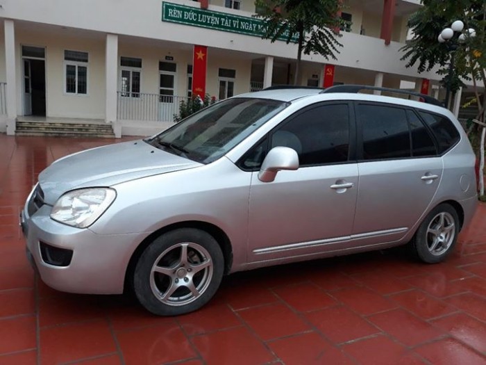 Kia Carens số sàn màu bạc sản xuất 2010 đký 2011, lăn bánh 60.000km