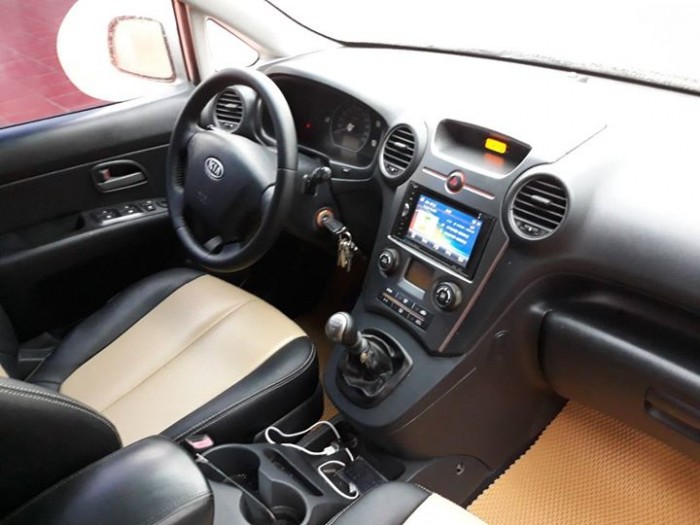 Kia Carens số sàn màu bạc sản xuất 2010 đký 2011, lăn bánh 60.000km