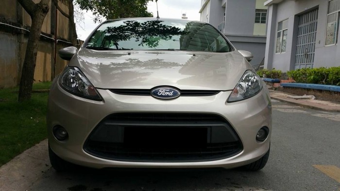 Bán gấp xe Ford Fiesta 2011 tự động xe màu xám bạc còn rất mới