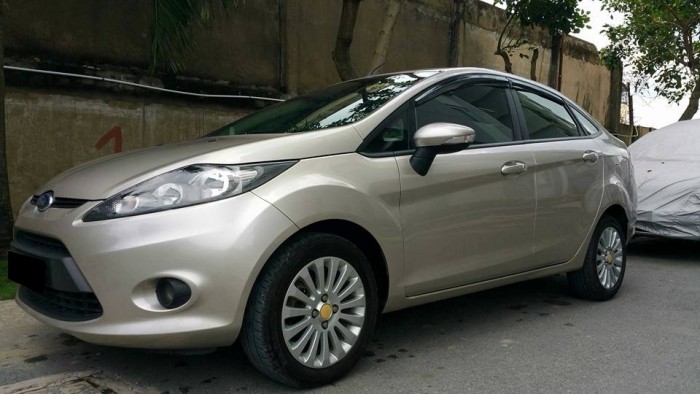 Bán gấp xe Ford Fiesta 2011 tự động xe màu xám bạc còn rất mới
