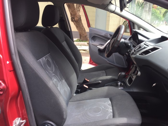 Đổi xe cần bán Ford Fiesta tự động 2012 màu đỏ zin nguyên đẹp cực.