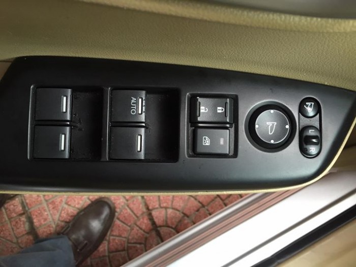 Cần bán xe Honda Civic 1.8 tự động 2013 màu ghi bạc form mới có ECON tiết kiệm xăng