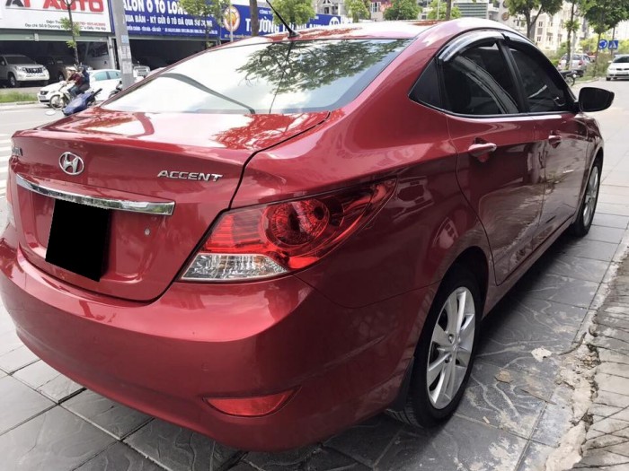 Cần bán Hyundai Accent 2012 tự động màu đỏ rất đẹp zin toàn bộ