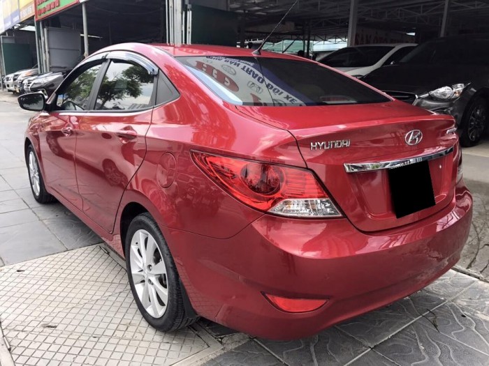 Cần bán Hyundai Accent 2012 tự động màu đỏ rất đẹp zin toàn bộ
