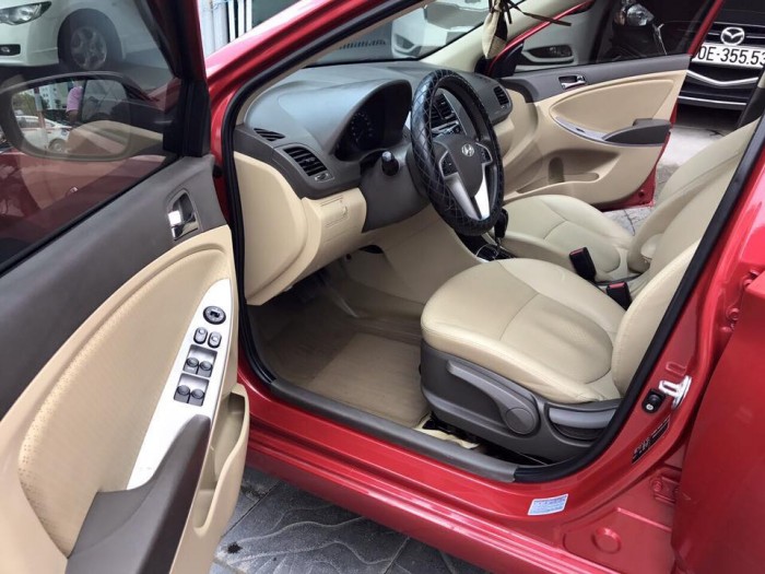 Cần bán Hyundai Accent 2012 tự động màu đỏ rất đẹp zin toàn bộ