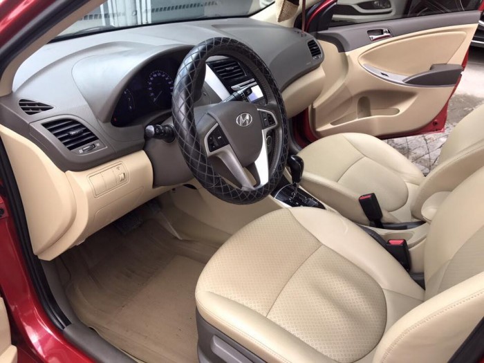 Cần bán Hyundai Accent 2012 tự động màu đỏ rất đẹp zin toàn bộ