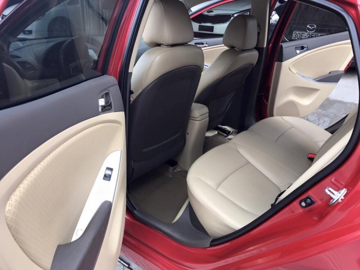 Cần bán Hyundai Accent 2012 tự động màu đỏ rất đẹp zin toàn bộ