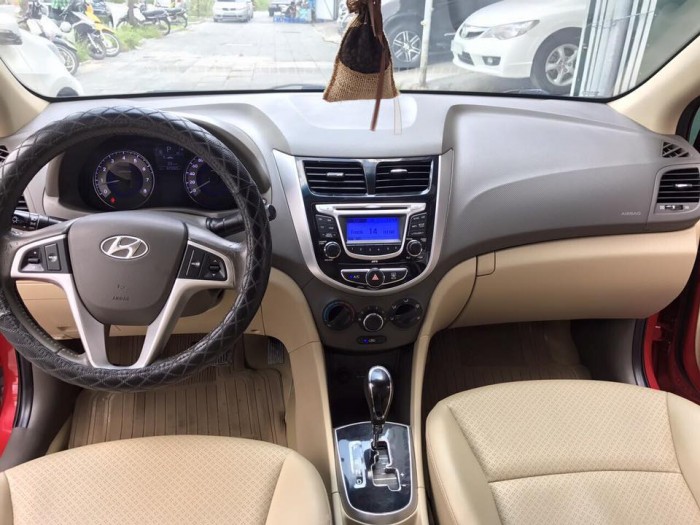 Cần bán Hyundai Accent 2012 tự động màu đỏ rất đẹp zin toàn bộ