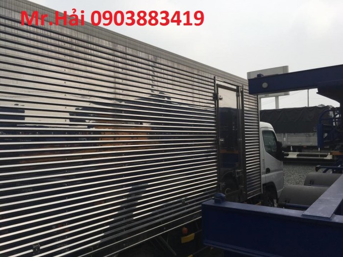 Xe tải FUSO Canter tải trọng 4t, thùng kín INOX
