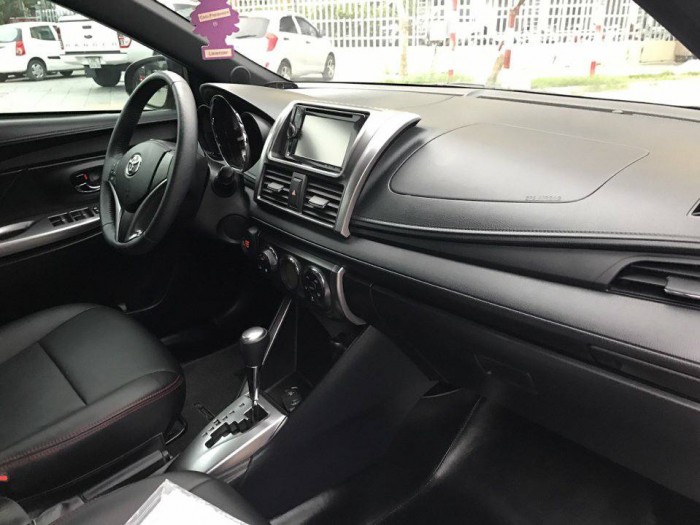 Cần bán xe Toyota Yaris 2015 Số tự động màu đỏ rất đẹp