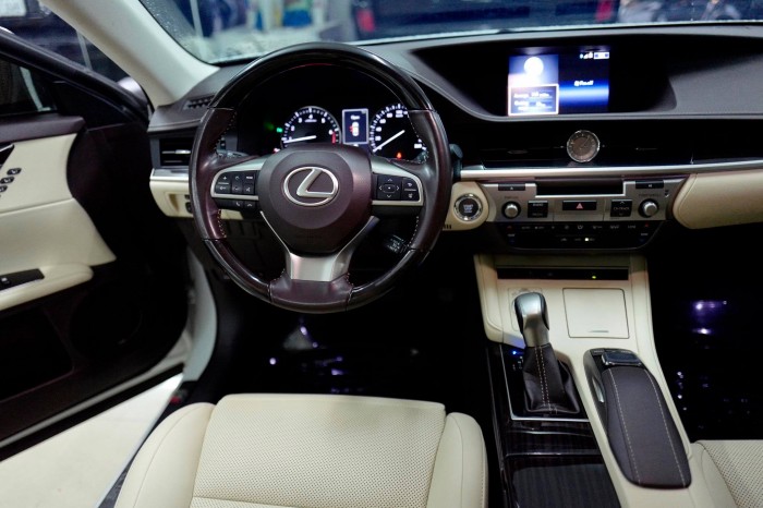 Cần bán chiếc Lexus Es250 2016 đăng ký 02/2017 màu trắng siêu lướt