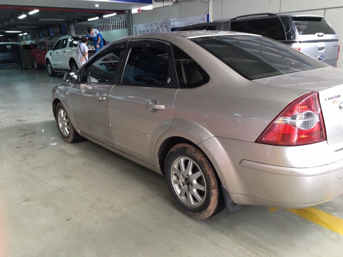 Cần bán xe ford focus 1.8 số tự động 2007 màu vàng kim