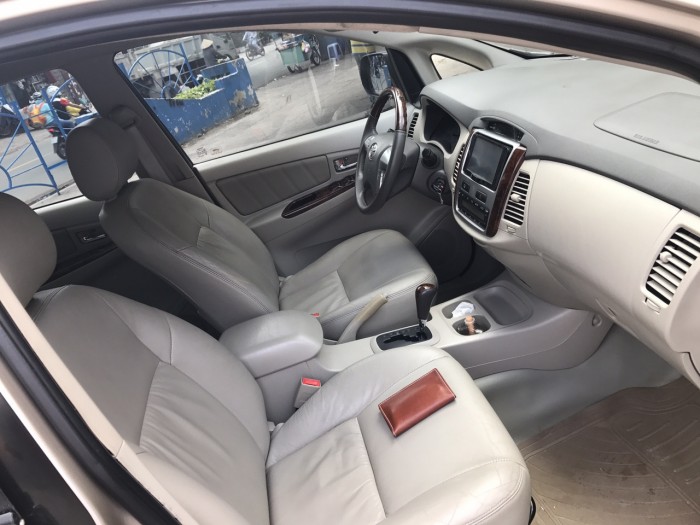 Cần bán xe Toyota Innova 2.0V 2014 AT