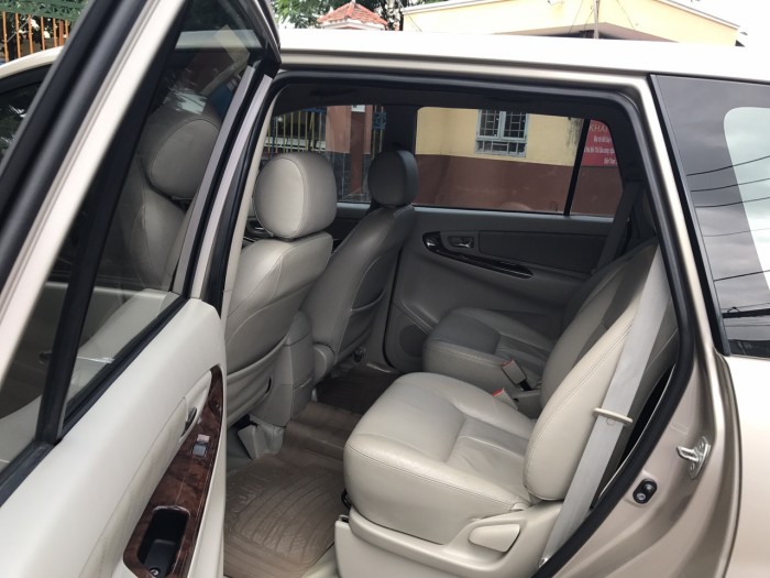 Cần bán xe Toyota Innova 2.0V 2014 AT