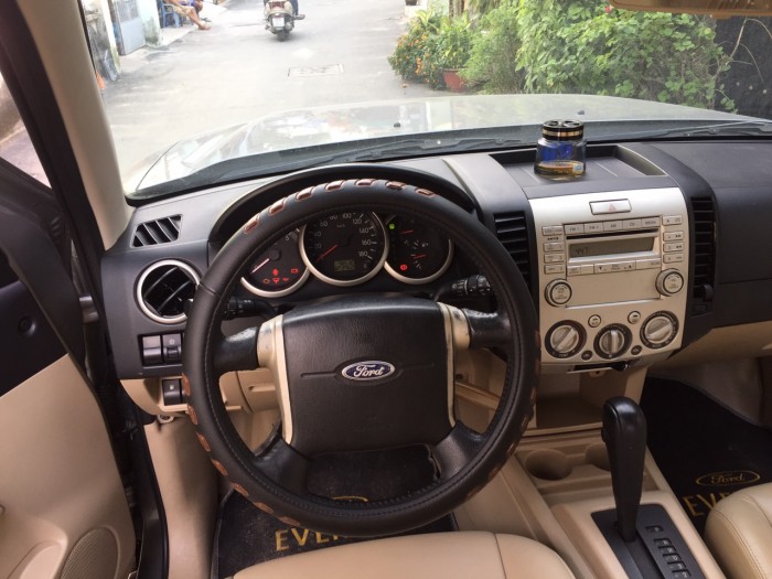 Ford Everest 2011 chạy dầu AT màu xám