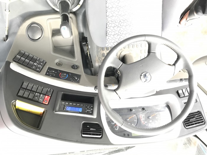 Xe tải thùng 4 chân shacman màu xanh , đỏ , trắng